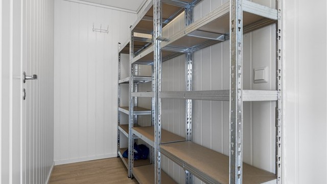 Praktisk innvendig bod for ekstra lagringsplass. Hyllestativ medfølger.