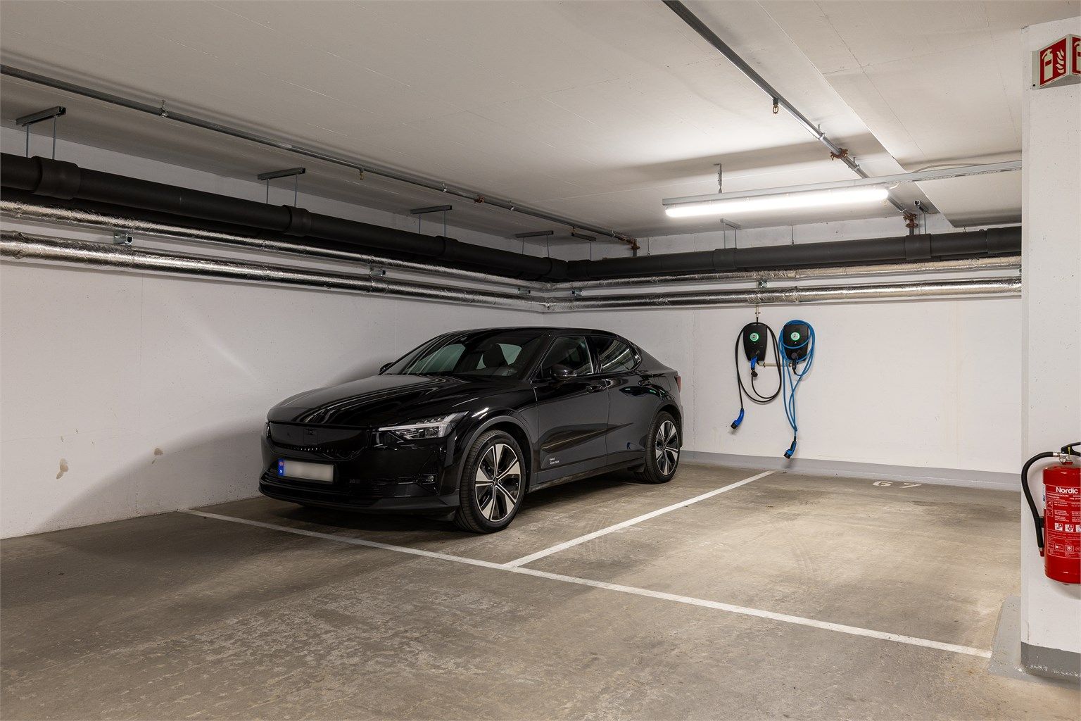 Det medfølger egen parkeringsplass i garasjeanlegg med elbillader