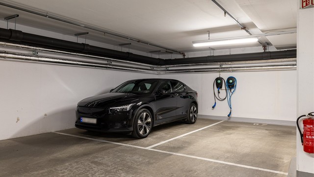 Det medfølger egen parkeringsplass i garasjeanlegg med elbillader