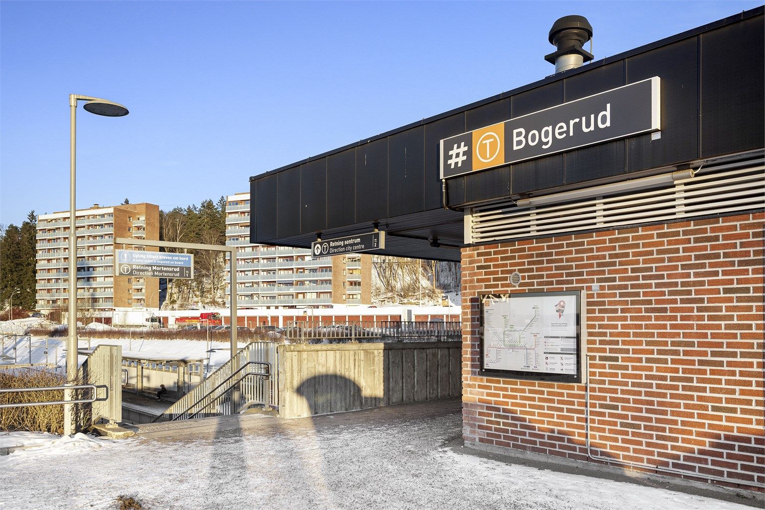 T-banen ligger få minutter unna. Her går også bussene 76-, 79-, nattbuss og flybuss.