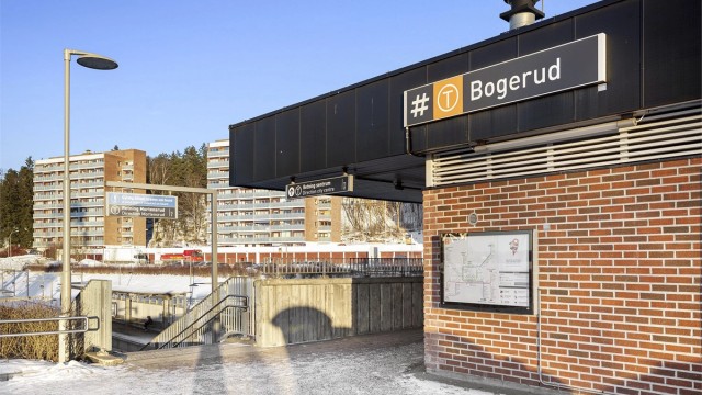 T-banen ligger få minutter unna. Her går også bussene 76-, 79-, nattbuss og flybuss.