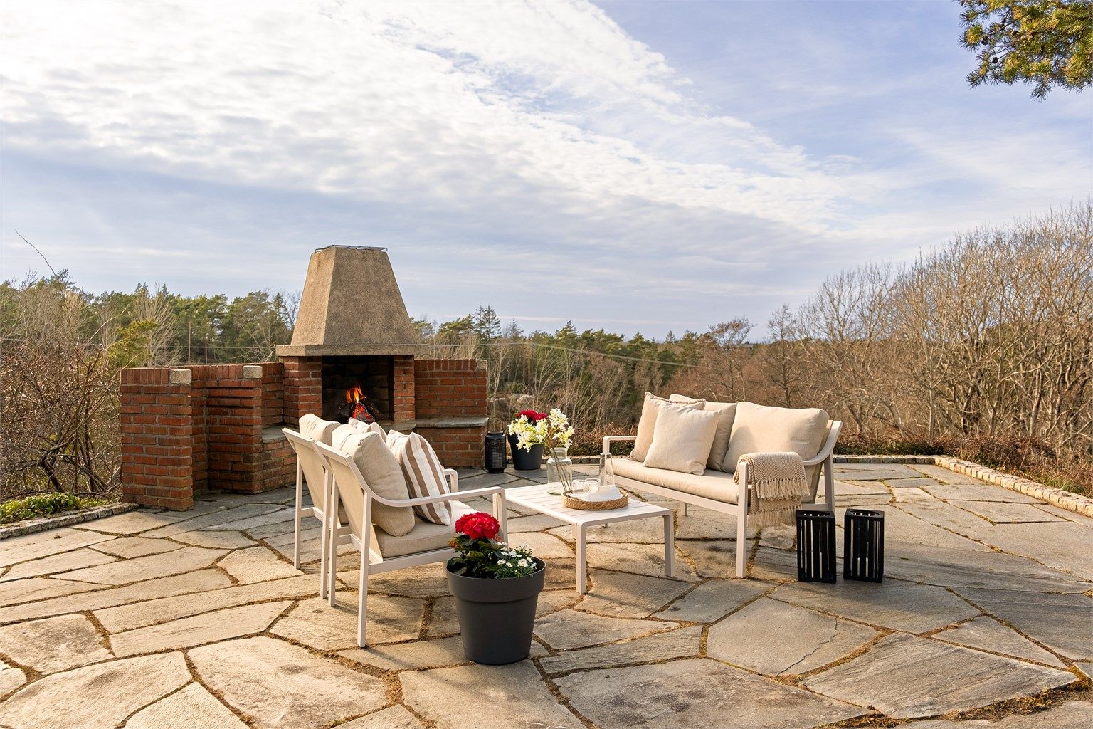 Eiendommen er tilbaketrukken i svært private omgivelser på Vesterøy, med vakker kystnatur på alle kanter. Fotograf; Kristoffer Kristiansen.