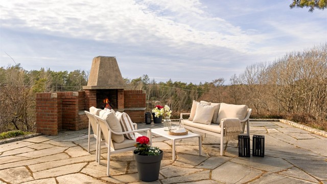 Eiendommen er tilbaketrukken i svært private omgivelser på Vesterøy, med vakker kystnatur på alle kanter. Fotograf; Kristoffer Kristiansen.