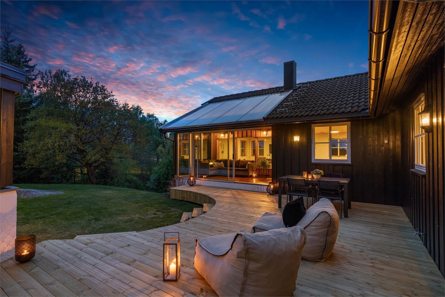 Fra terrassen er det fin utsikt over hagen.