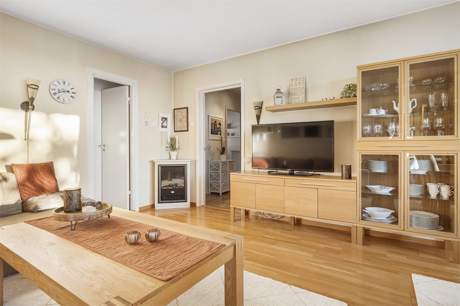 Varmtvann og internett/tv er inkludert i fellesutgiftene.