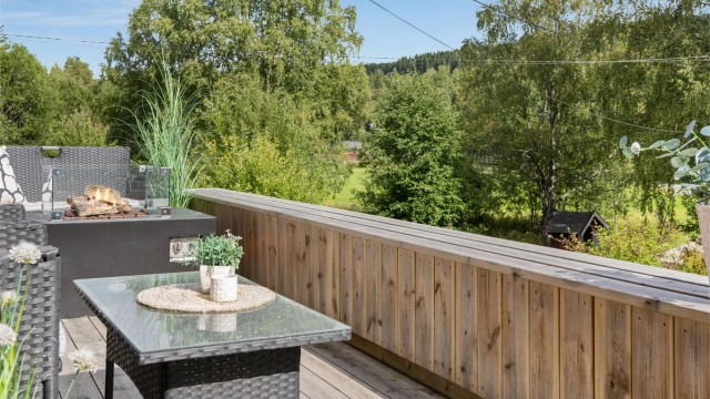Fra oppholdsrommene er det en fin kontakt med uteområdene, og terrassen og plattingen gir gode muligheter for å flytte måltider og sosiale sammenkomster utendørs på fine dager.