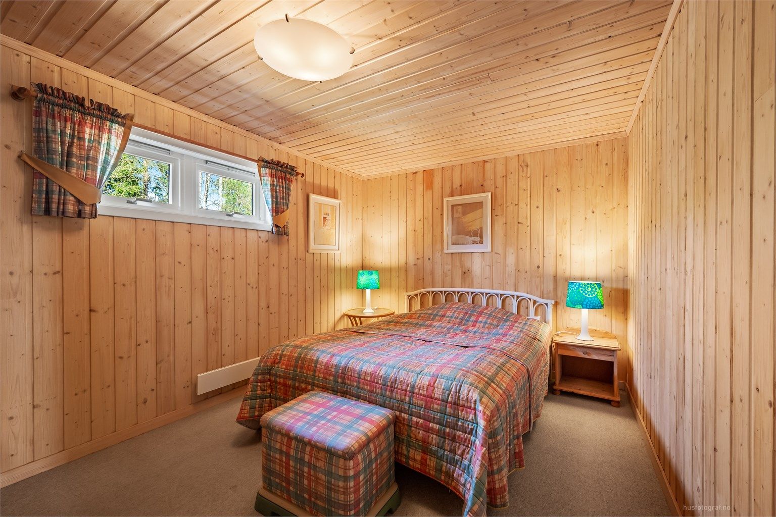 Hyttas andre soverom har god plass til dobbeltseng og oppbevaring.