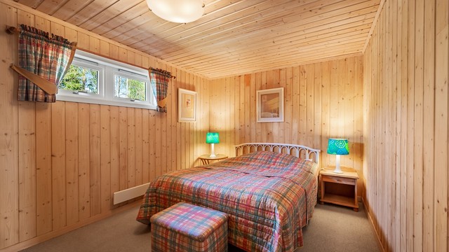 Hyttas andre soverom har god plass til dobbeltseng og oppbevaring.