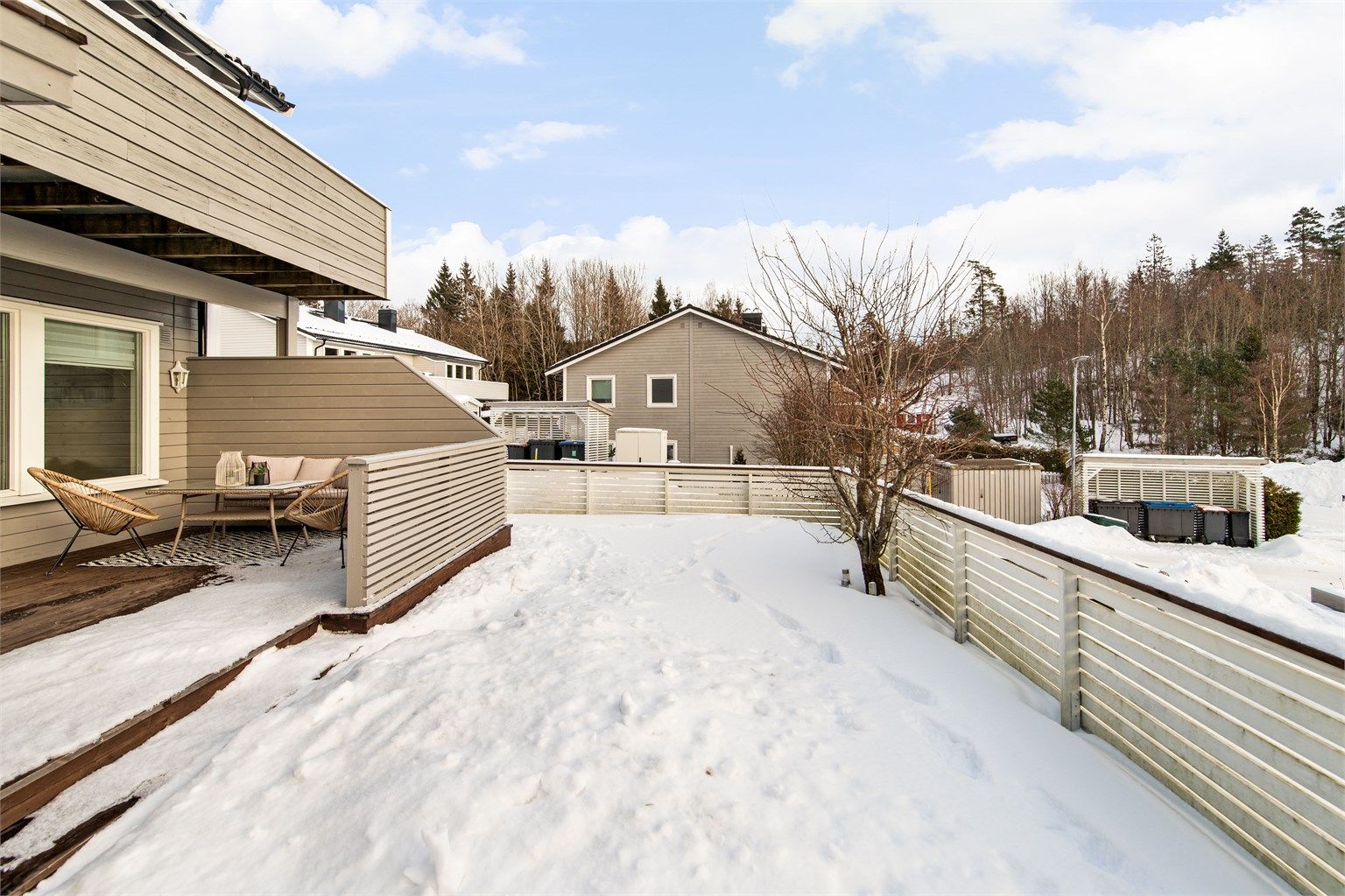 Denne leiligheten disponerer en naturlig tilliggende del av sameiets felles tomt. Utearealer som ligger flott til mot syd, består av en pent opparbeidet hage og flott terrasse. 