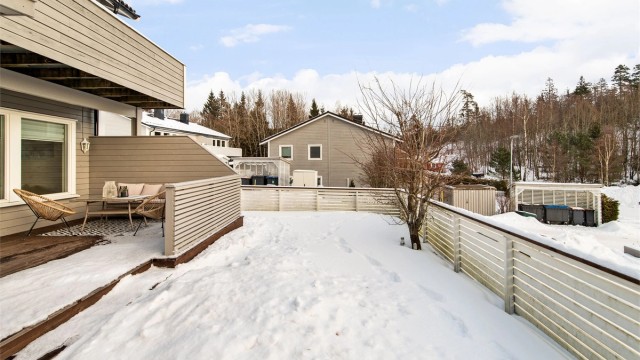 Denne leiligheten disponerer en naturlig tilliggende del av sameiets felles tomt. Utearealer som ligger flott til mot syd, består av en pent opparbeidet hage og flott terrasse.