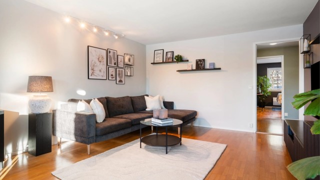 Stuen er svært romslig og lett å innrede, her er det god plass til både sofagruppe og spisebord.