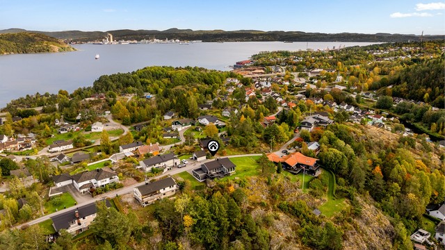 Boligen ligger nesten innerst i en blindvei. Det er kort avstand til skole, dagligvarebutikk, idrettsanlegg og fine turoråder.