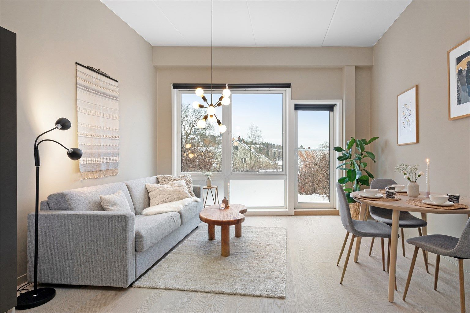 Store vindusflater, kombinert med generøs takhøyde, gir en god romfølelse. Foto: Hanne Bruland/FotoHanne