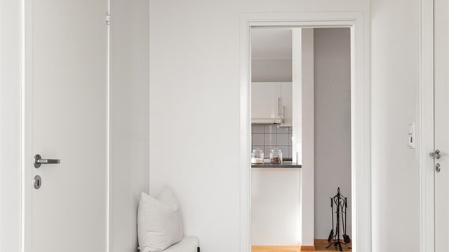 Entréen har flislagt gulv med gulvvarme og direkte innsyn mot stuen.