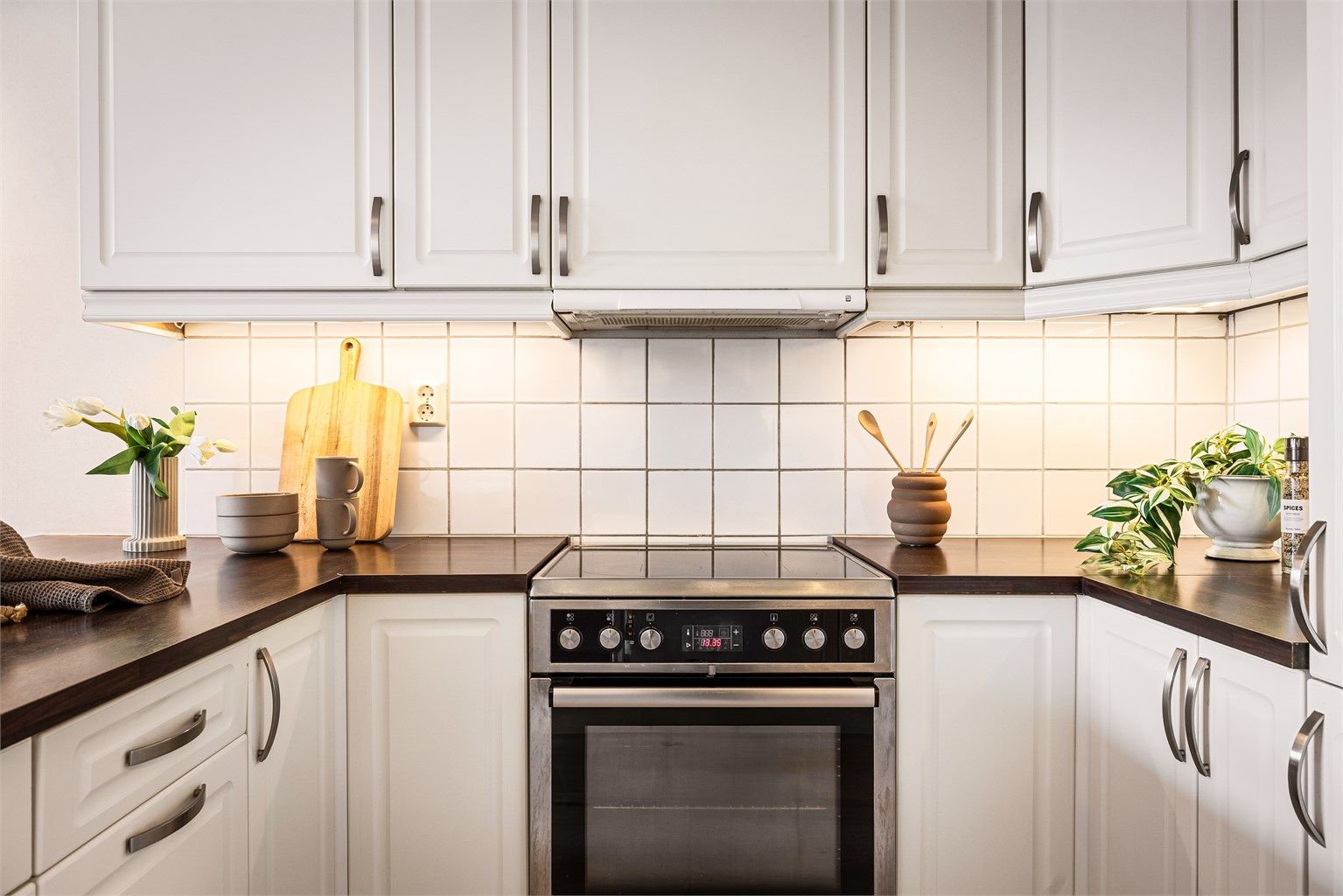 - Skap med profilerte og glass- fronter, benkeplate i laminat og keramiske fliser mellom benkeplate og overskap -