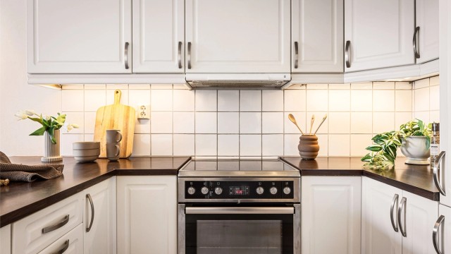 - Skap med profilerte og glass- fronter, benkeplate i laminat og keramiske fliser mellom benkeplate og overskap -