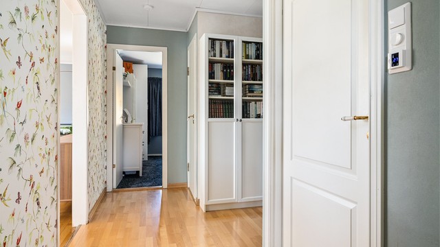 Gangen i hovedetasjen binder sammen soverommene, badet og stuen