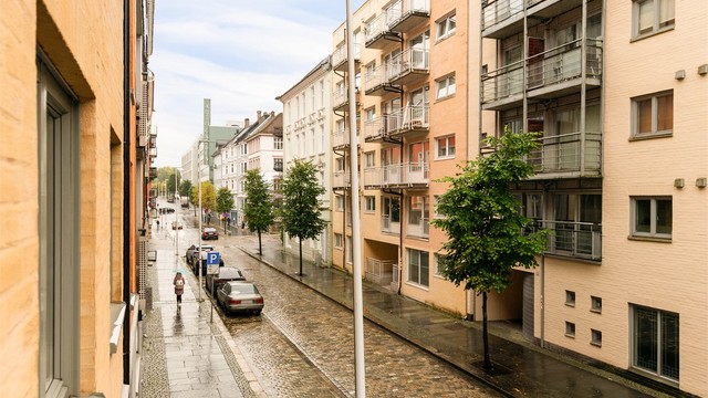 - Kort vei til dagligvarebutikker, kaféer og spisesteder i Nygårdsgaten -
