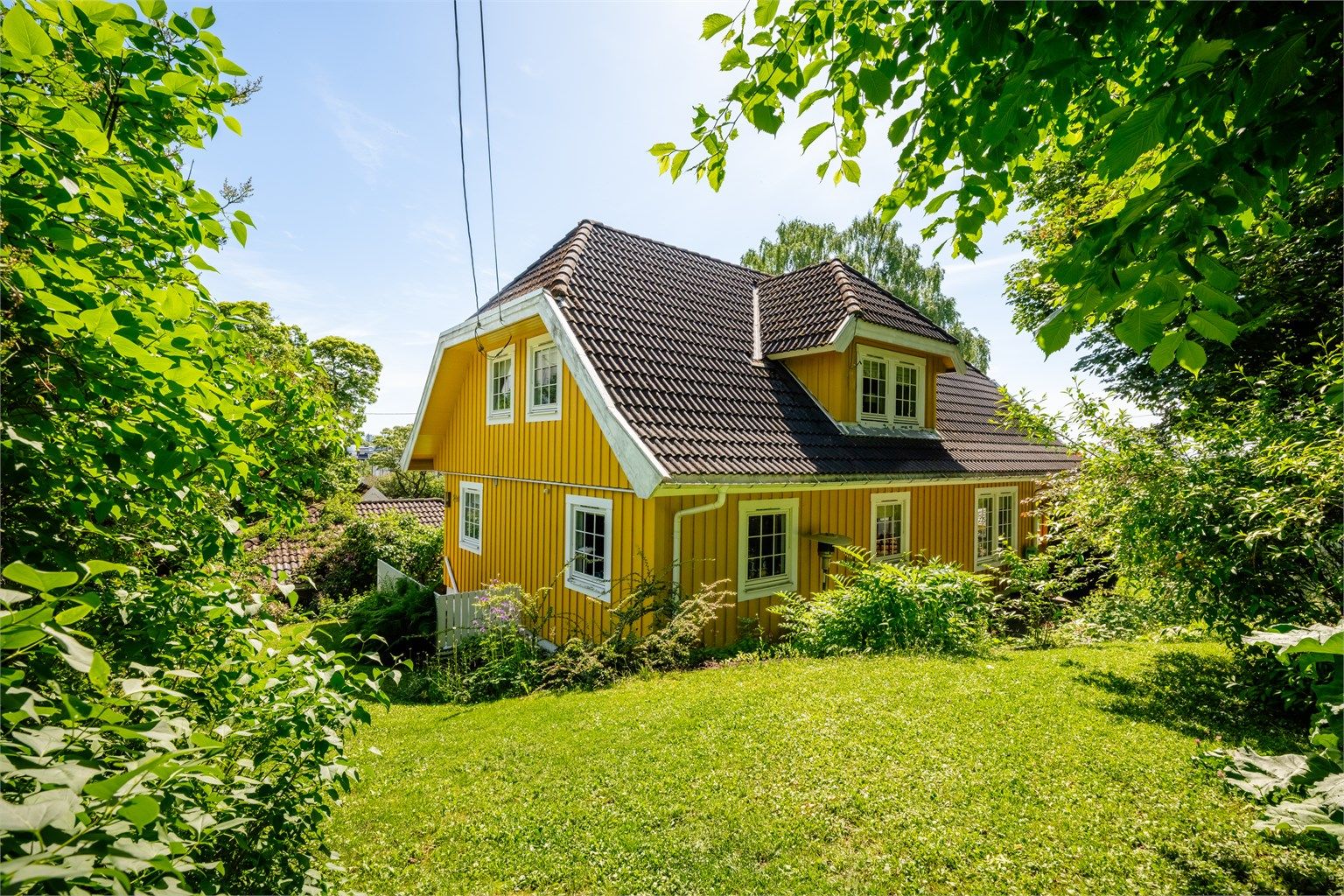 Boligen har hyggelig grønn hage. Perfekt plass for trampoline.