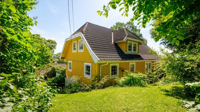 Boligen har hyggelig grønn hage. Perfekt plass for trampoline.