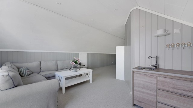 Loftstuen har også en praktisk innredning med vask, som gir ekstra fleksibilitet.