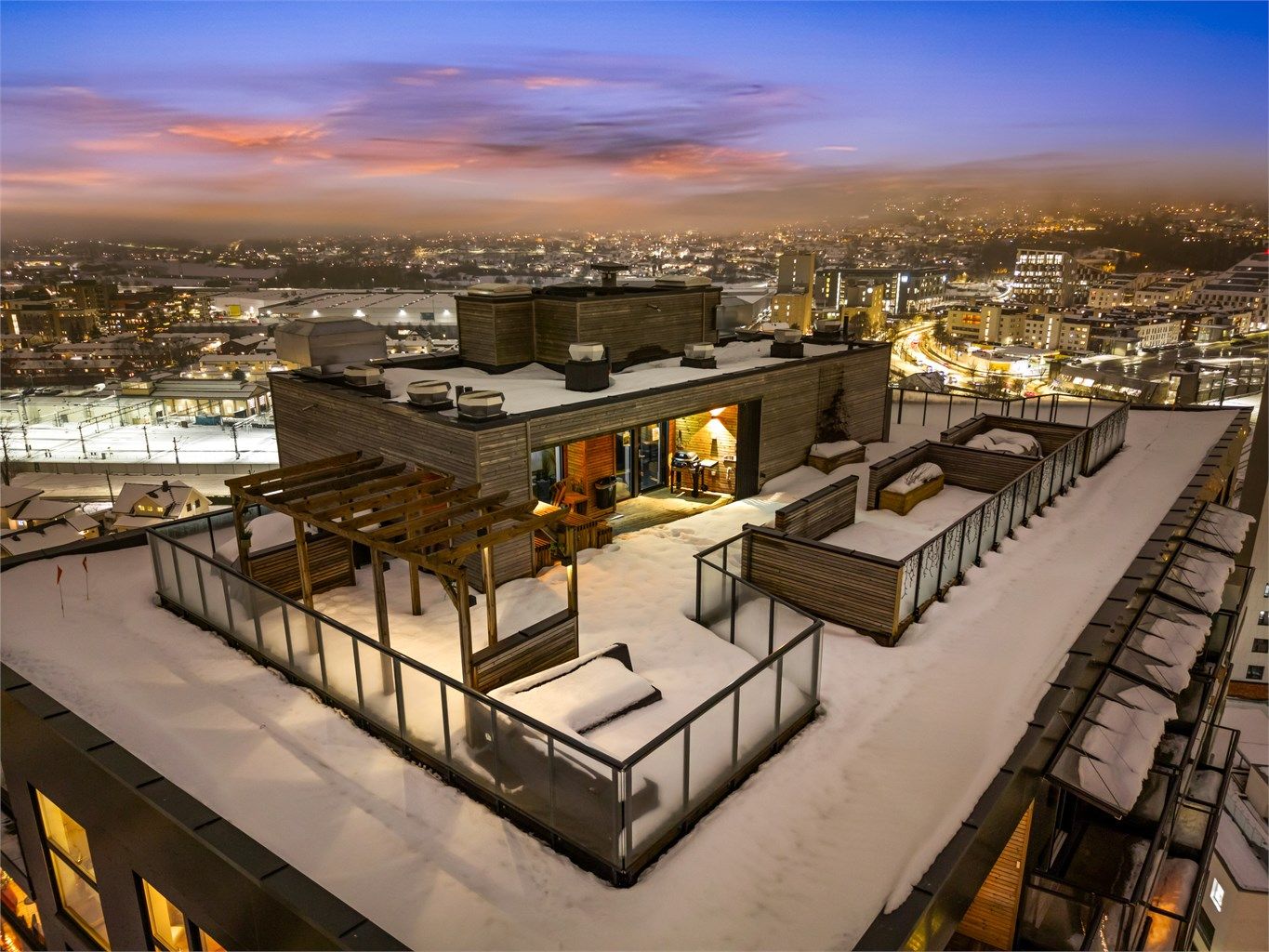 Takterrassen er utstyrt med fellesgrill og flere sittegrupper til glede for beboerne.