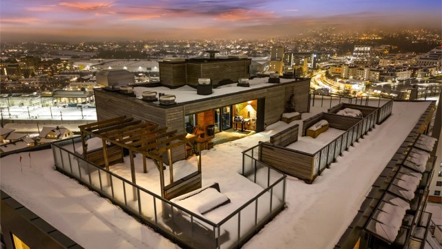 Takterrassen er utstyrt med fellesgrill og flere sittegrupper til glede for beboerne.