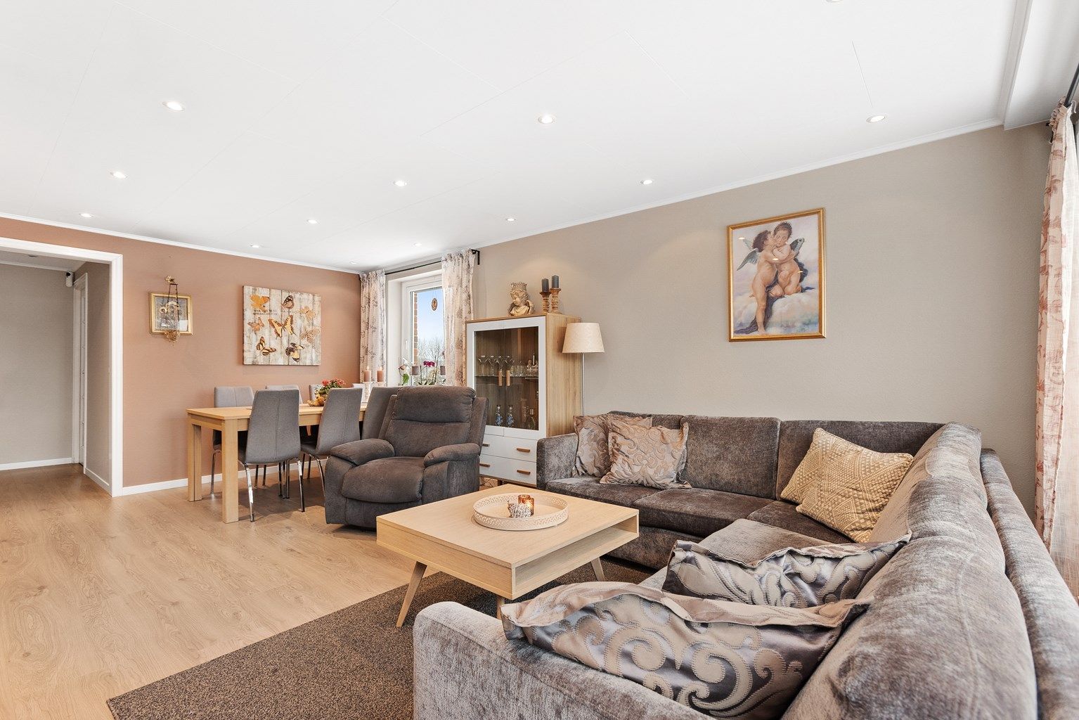 Velkommen til Dragonstien 12B - Presentert av Tenaz Ershadi v/Krogsveen! En gjennomgående 4-roms leilighet beliggende i 3. etasje.