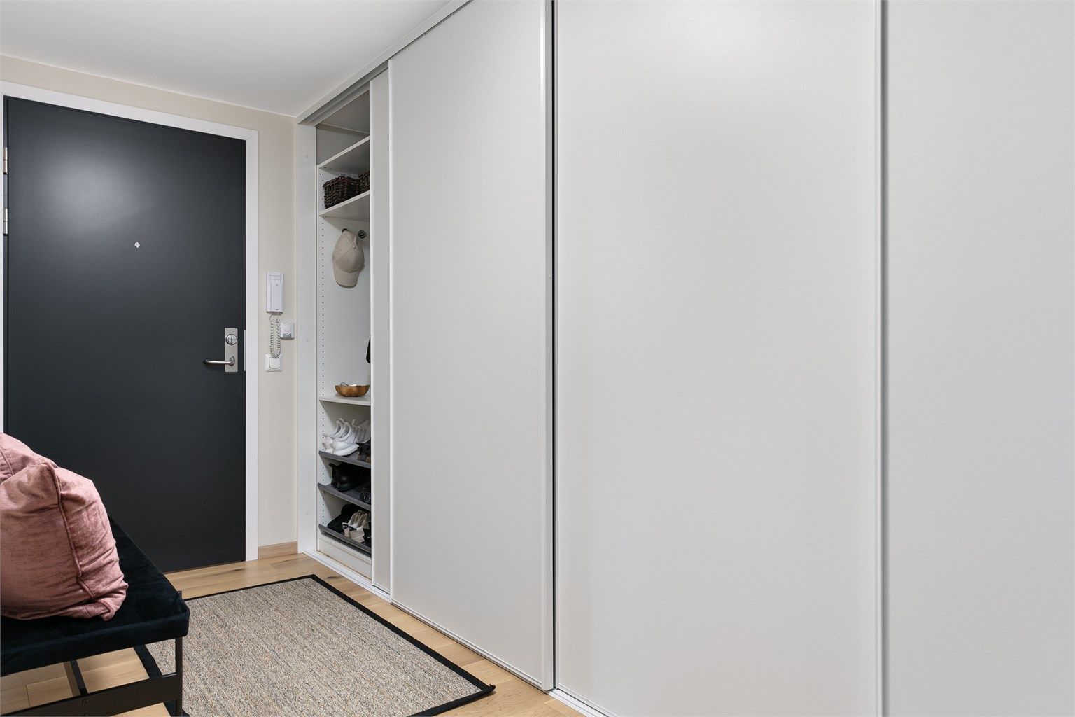 Entré er romslig med god plass til å ta i mot gjester.