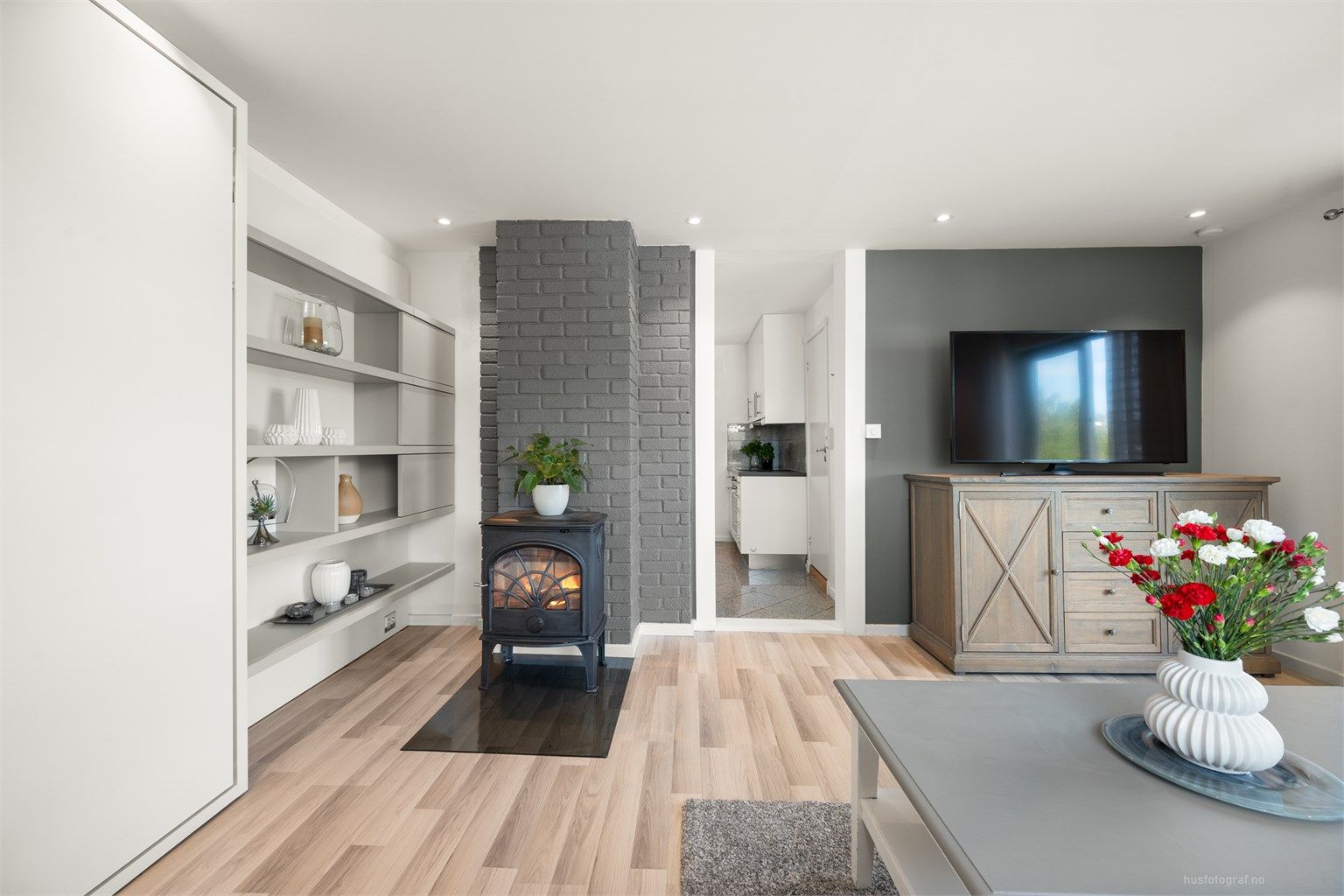 Leiligheten har en arealeffektiv planløsning med en gjennomgående god standard