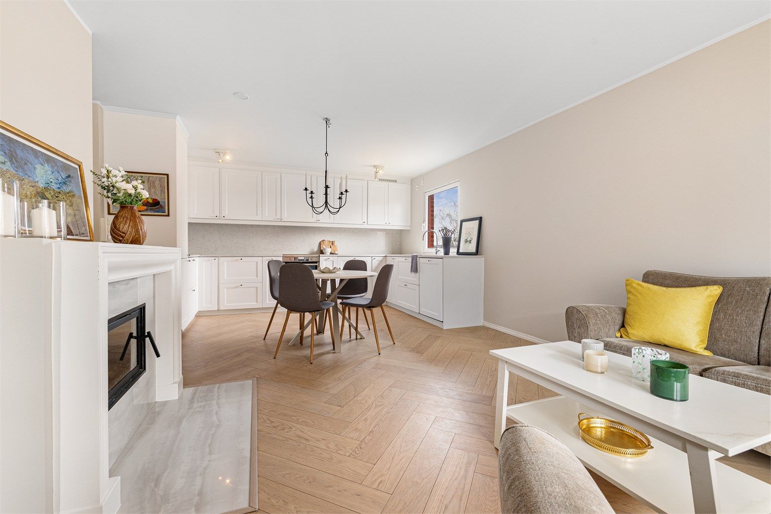 Velkommen til Ullern allé 121! En gjennomgående 4-roms leilighet på 98 m² med åpen stue- og kjøkkenløsning og en gjennomført høy standard. Foto: Trond Walsø / Walso Work