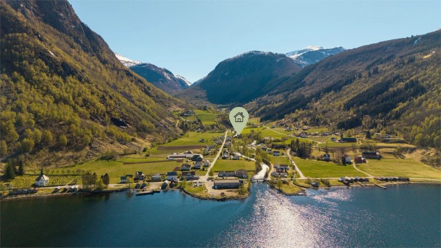 Eiendommen ligger i naturskjønne omgivelser, med fjorden og småbåthavn kun en kort spasertur unna.