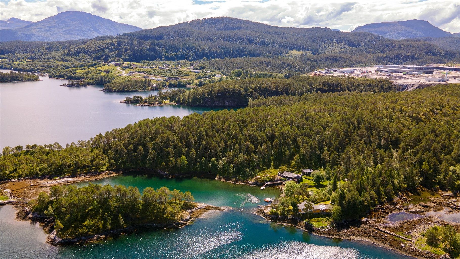 Dronebilde av eiendommen sett fra nord mot syd - næringsområdet på Digerneset sydvest for eiendommen