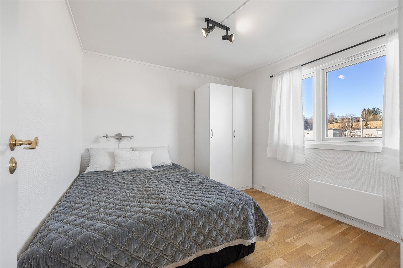 Boligen har totalt fire soverom, alle med plass til seng og garderobeløsning.