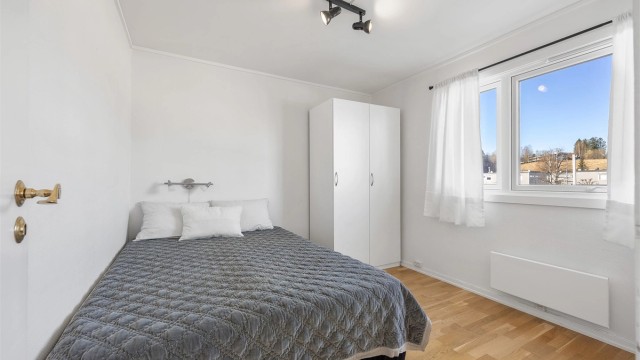 Boligen har totalt fire soverom, alle med plass til seng og garderobeløsning.