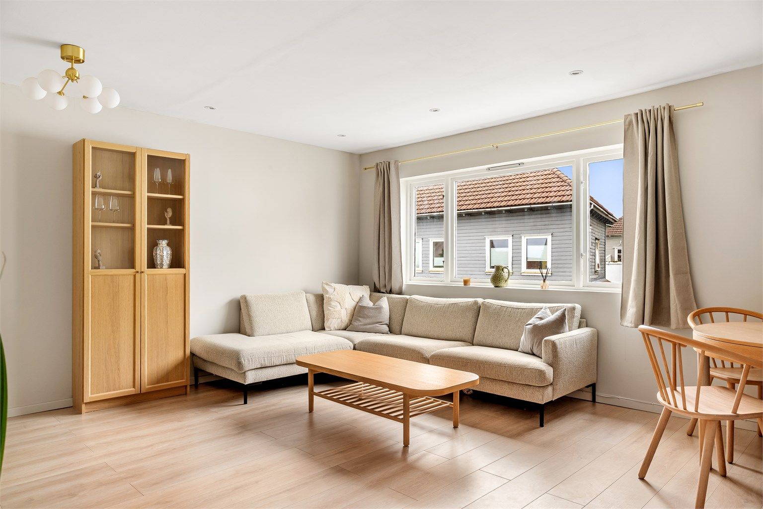 Romslig stue med plass til både sitte- og spisegruppe. 