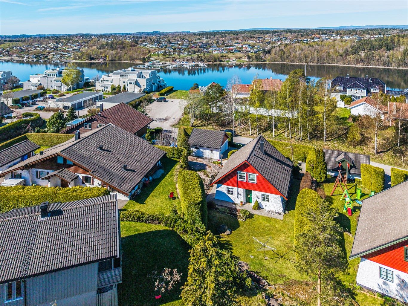 I kort gangavstand lokker Ramberg badeplass med forfriskende sommerbad.