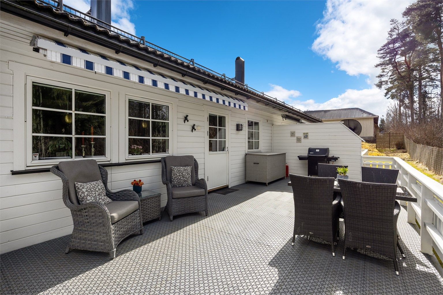 Her er det god plass til både en komfortabel loungegruppe og en egen spiseplass.