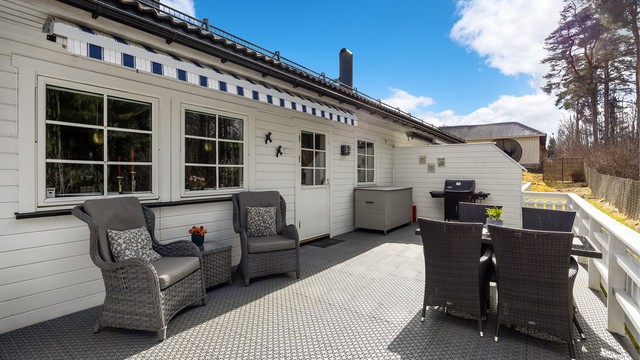 Her er det god plass til både en komfortabel loungegruppe og en egen spiseplass.