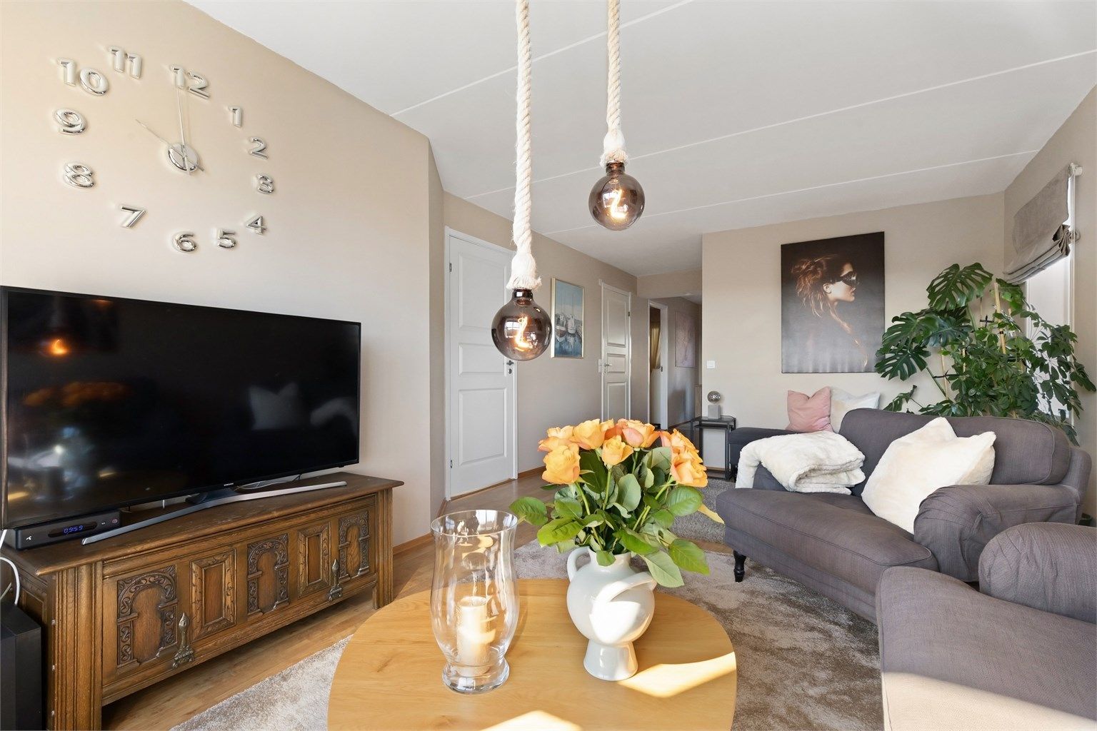 I stuen er det plass for sofagruppe, TV-seksjon, lesehjørne og annet passende møblement