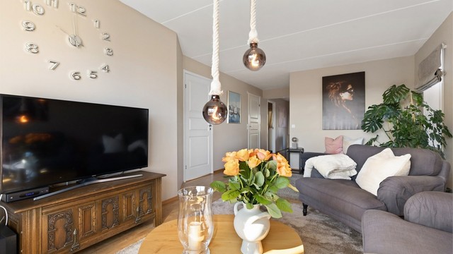 I stuen er det plass for sofagruppe, TV-seksjon, lesehjørne og annet passende møblement