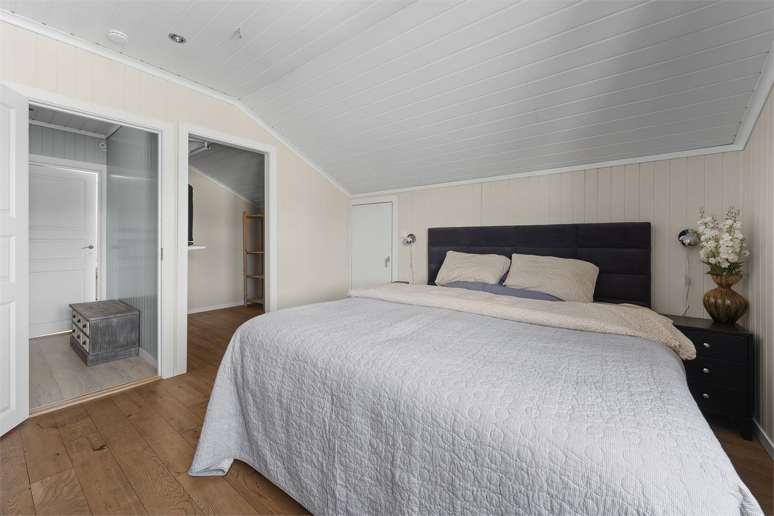Soverom II med walk-in closet.