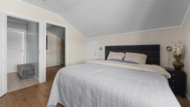 Soverom II med walk-in closet.