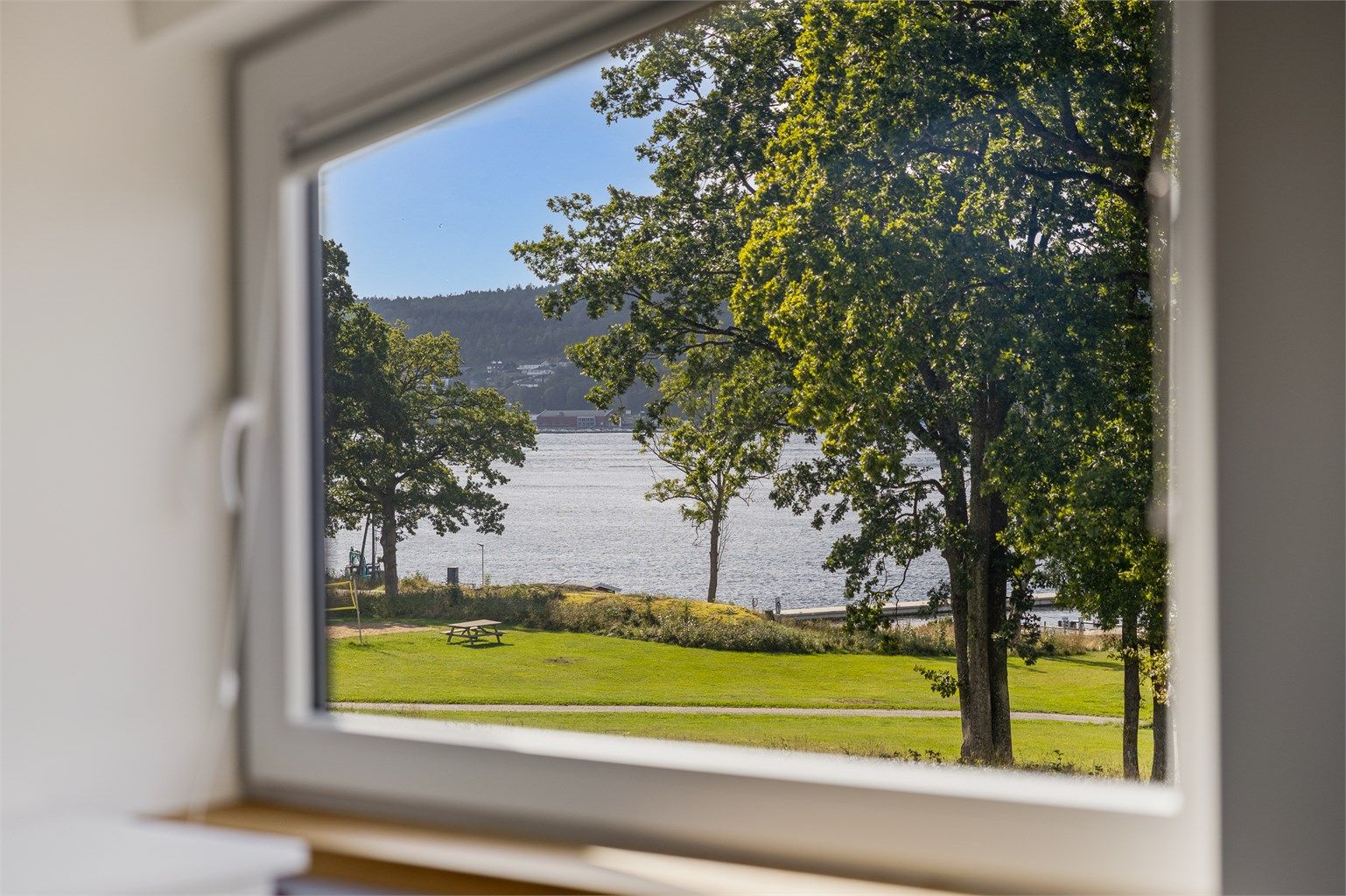 UTSYN: I dette soverommet i annen etasje våker du til majestetisk utsikt ned mot sjøen.