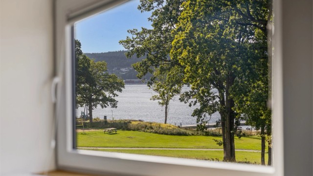 UTSYN: I dette soverommet i annen etasje våker du til majestetisk utsikt ned mot sjøen.