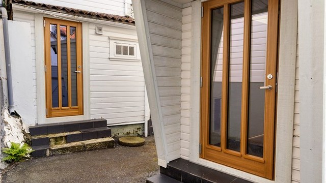 Inngangspartier til boenhetene i tomannsboligen. Flere ytterdører ble montert i nyere tid.