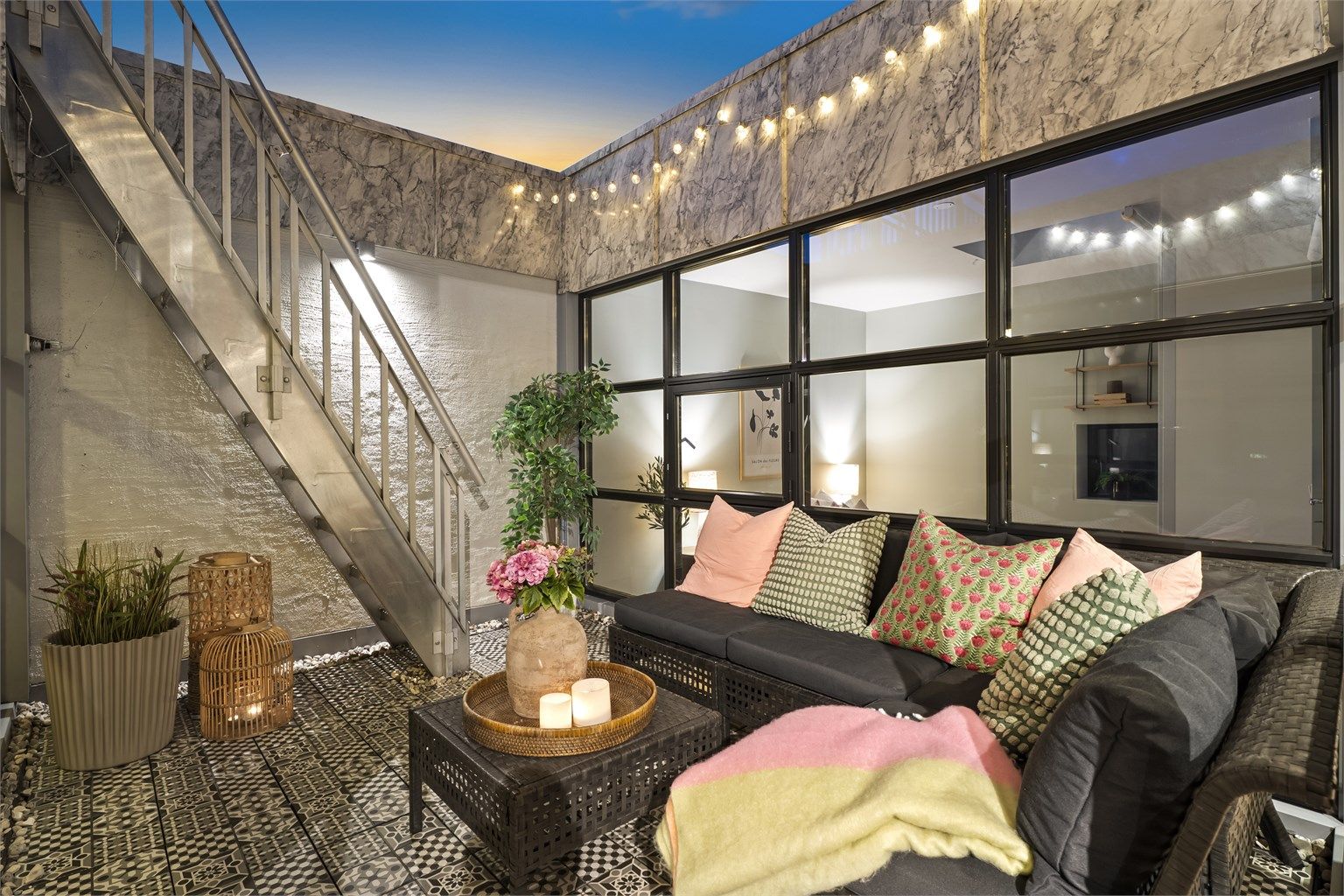 I hjertet av boligen finner du den hyggelige uteplassen på ca. 9m².