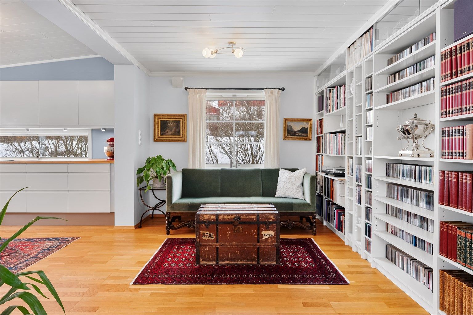 De store vindusflatene gir rikelig med naturlig lys inn i oppholdsrommene.