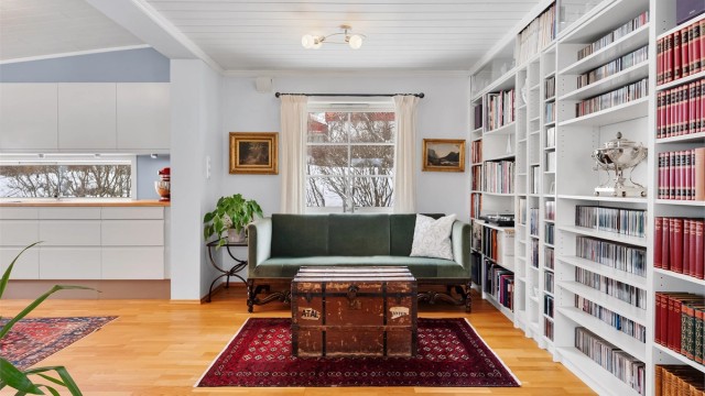 De store vindusflatene gir rikelig med naturlig lys inn i oppholdsrommene.