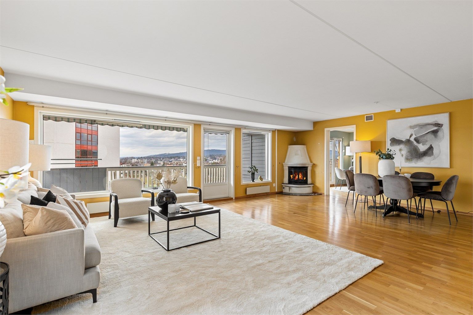  I stuen er det god plass til både sofagruppe og spisebordsmøblement, i tilknytning til kjøkkenet. 